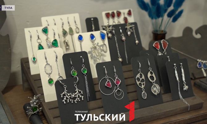 Тулячка превращает стекло в камни для авторских украшений