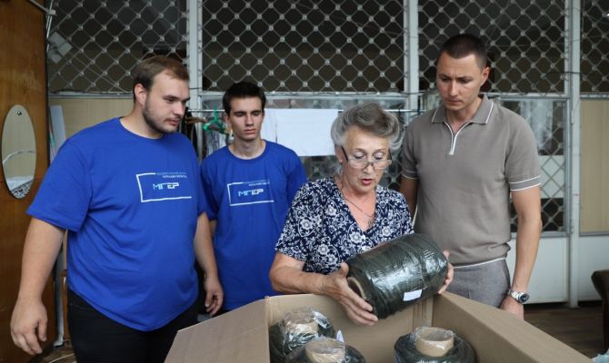 Активисты "Молодой Гвардии" передали волонтерам материалы для производства маскировочных сетей