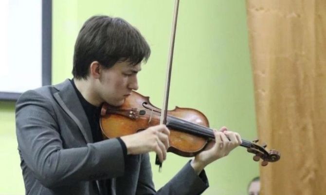 В Новомосковске выступил скрипач-виртуоз Равиль Ислямов