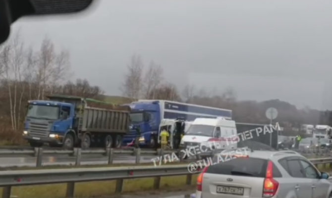 В Тульской области на Сергиевском мосту опрокинулась фура
