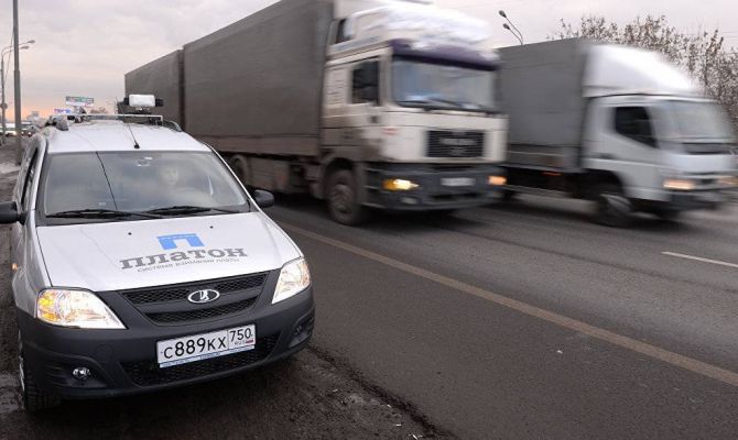 Водители большегрузов могут получить скидки за проезд по разбитым дорогам