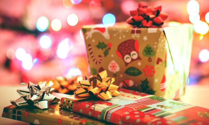 Смартфоны, конструкторы и косметика: какие подарки к Новому году покупают россияне