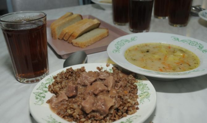 Роспотребнадзор проверит питание детей в школах и дома