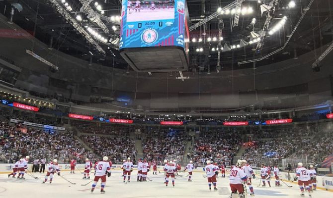Алексей Дюмин принимает участие в гала-матче по хоккею среди любительских команд