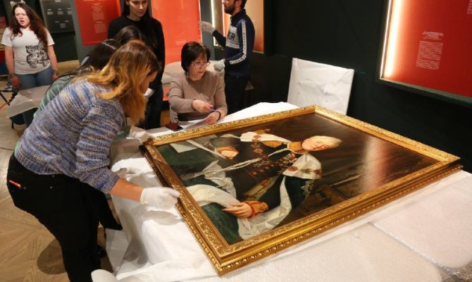 ГИМ привез в Тулу драгоценные ордена из золота и серебра