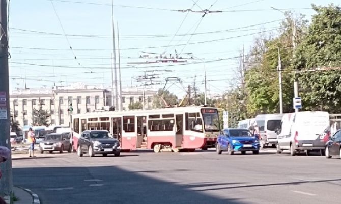 На проспекте Ленина в Туле собралась пробка из-за ДТП с трамваем