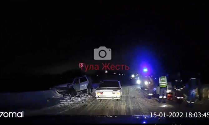 Лобовое столкновение на трассе под Тулой: пострадали два человека