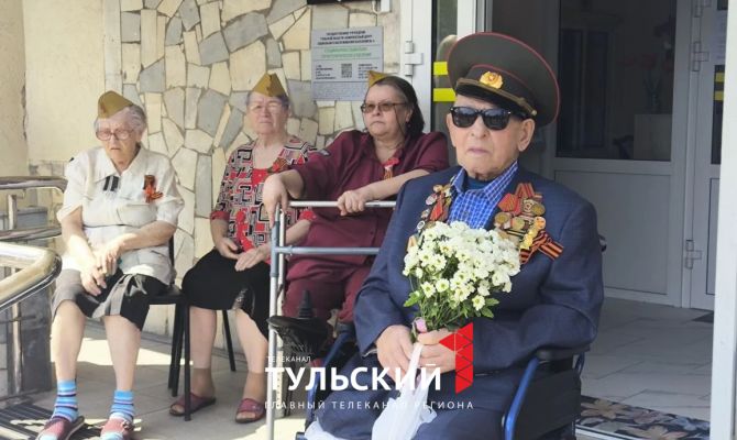 102-летний ветеран из Тулы спел "Вставай, страна огромная!"