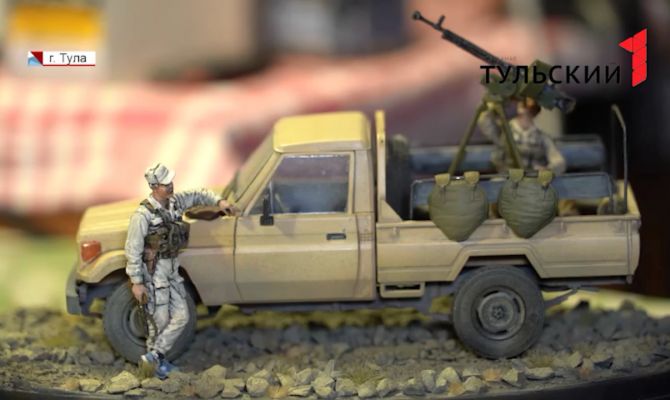 Туляк собрал вручную 1500 моделей военной техники