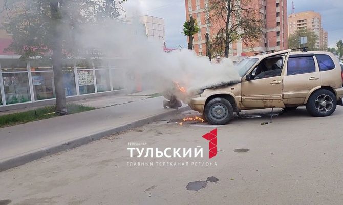 На проспекте Ленина в Туле загорелась иномарка