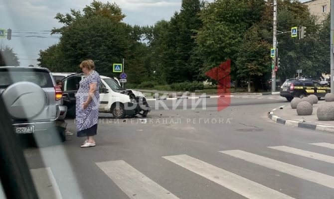 В Туле две иномарки попали в ДТП