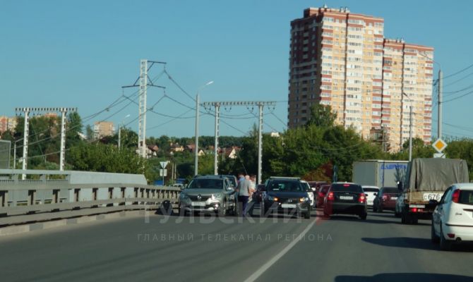 В Туле авария на Одоевском путепроводе спровоцировала пробку