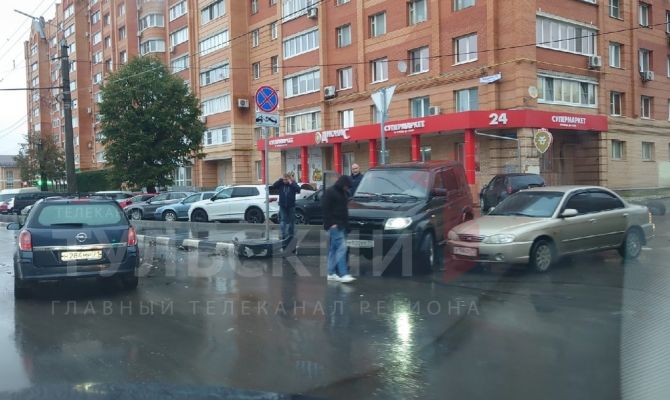 В Туле на улице Болдина столкнулись три автомобиля