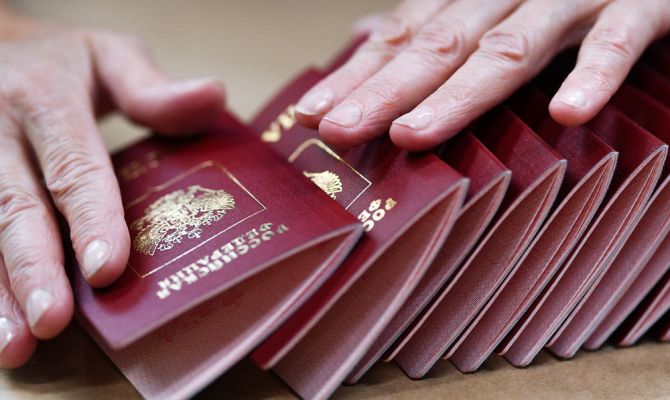 Почти 60% россиян не доверяют электронным паспортам 