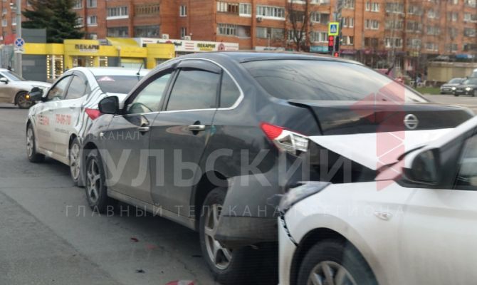 На Красноармейском проспекте в Туле произошло тройное ДТП с машиной автошколы