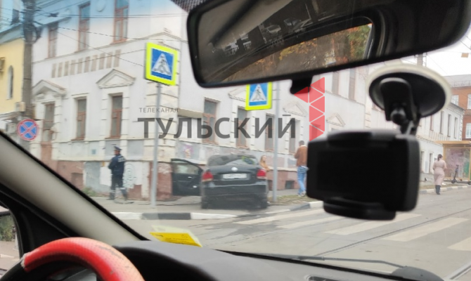 На улице Фридриха Энгельса в Туле Volkswagen Polo врезался в дом после ДТП