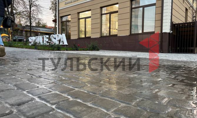 В центре Тулы из-под плитки течет вода