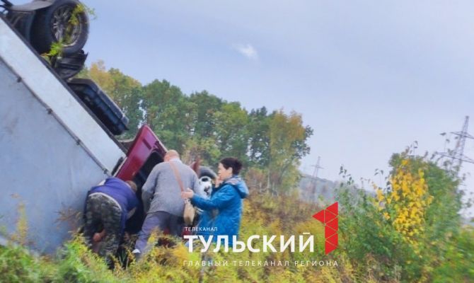 Под Тулой возле кладбища перевернулась грузовая "ГАЗель"