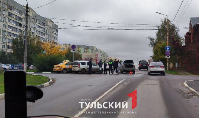 На пересечении Пролетарской и Гармонной в Туле произошло тройное ДТП с участием такси