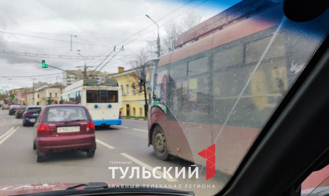 В Туле на улице Октябрьской встали троллейбусы