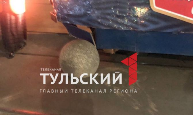 В Туле водитель трамвая сдвинул с пути рельсового транспорта каменную полусферу