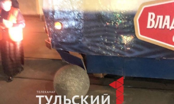 В Туле трамвай наехал на каменную полусферу