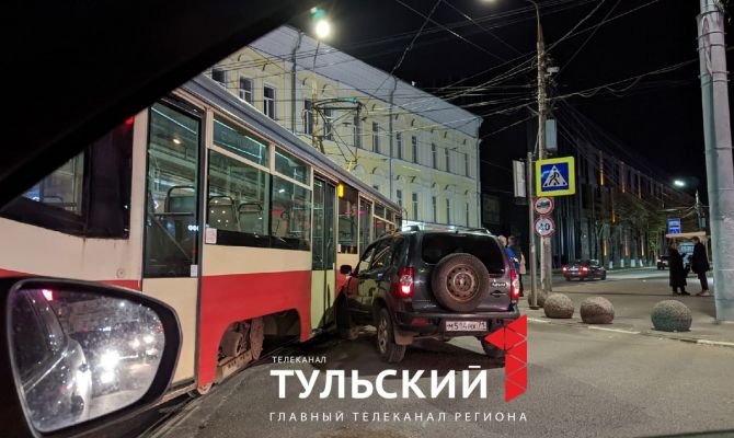 В Туле на улице Советской столкнулись трамвай и легковушка