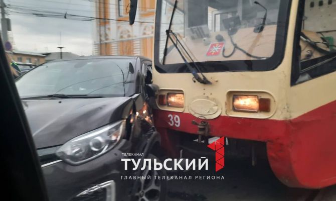 На улице Советской в Туле столкнулись внедорожник и трамвай