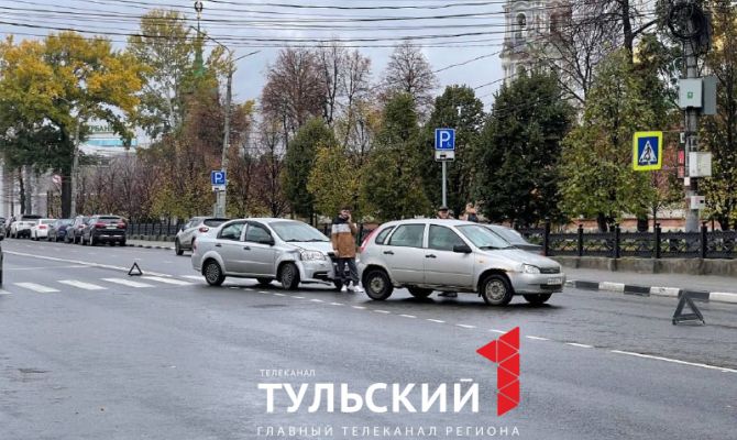 В Туле на улице Менделеевской столкнулись две легковушки