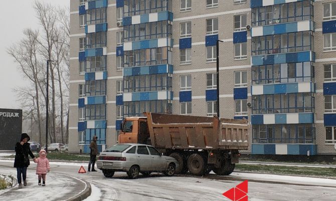 На улице Петровской в Туле столкнулись легковушка и грузовик