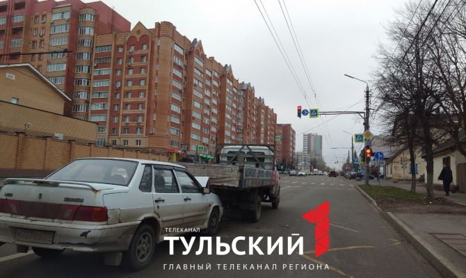 В Туле легковушка Lada «догнала» грузовик