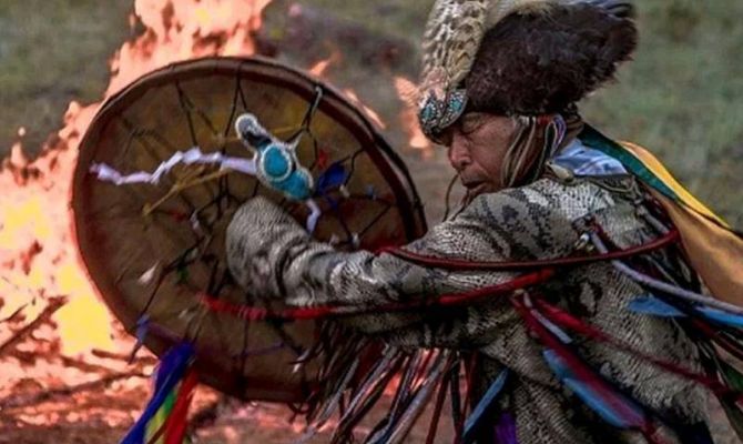 Шаманы выпрашивают у духов хорошую погоду для россиян 