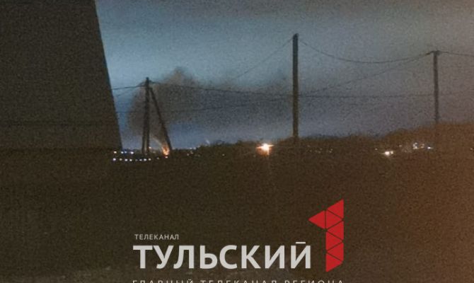 В Туле в поселке Молодежном горит дом