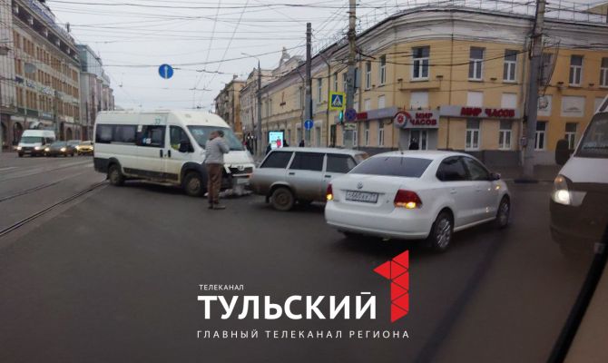 В центре Тулы столкнулись две легковушки и маршрутка