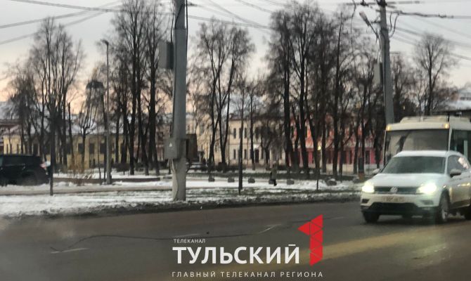 В Туле на Зареченском мосту встали троллейбусы