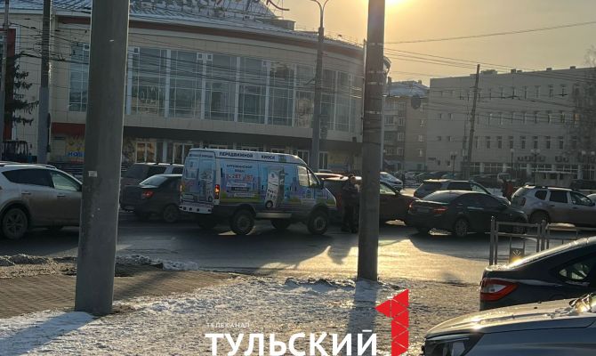 В центре Тулы передвижной киоск столкнулся с "Мерседесом"