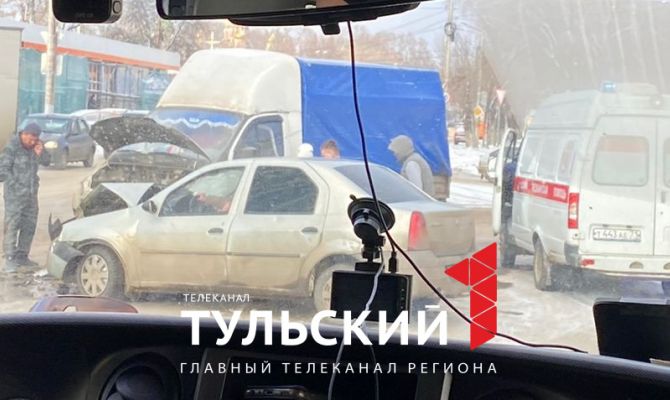 В Туле на улице Оборонной столкнулись легковушка и «ГАЗель»