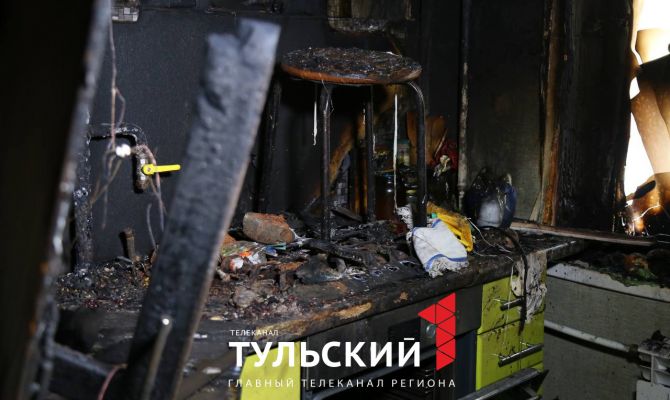 В Тульской области во время работы газовой службы загорелась пятиэтажка: фоторепортаж