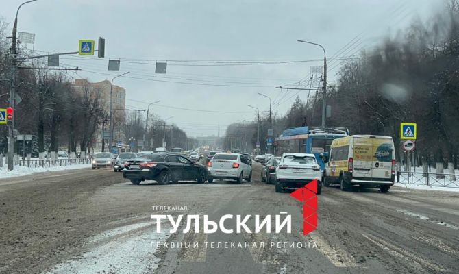 На проспекте Ленина в Туле образовалась пробка из-за ДТП