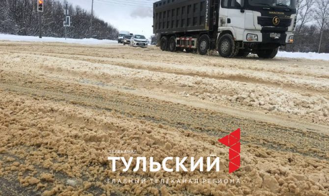 На выезде из Щекино буксуют фуры