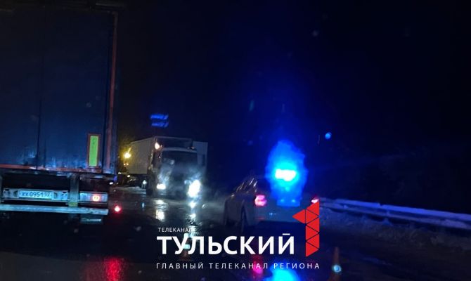 На 127-ом км на трассе М-2 под Тулой фура съехала в кювет и создала затор