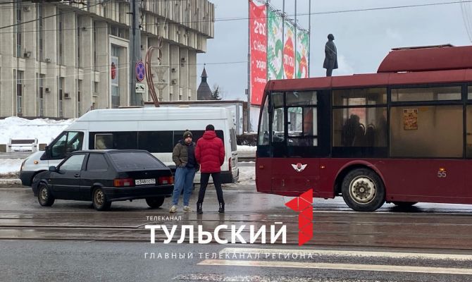 В Туле ДТП возле Белого дома стало причиной пробки