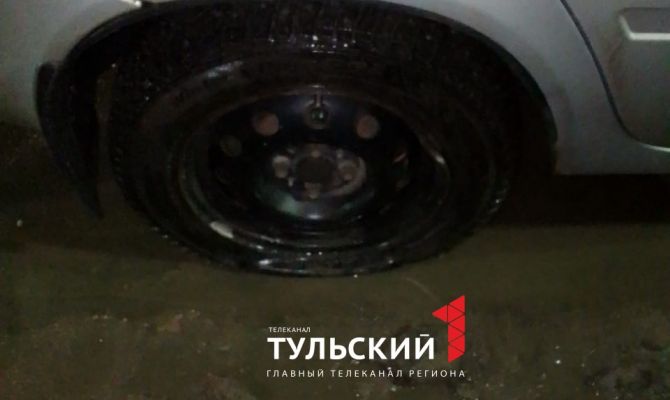 Яма на «Рязанке» в Туле оставила 4 машины без колёс