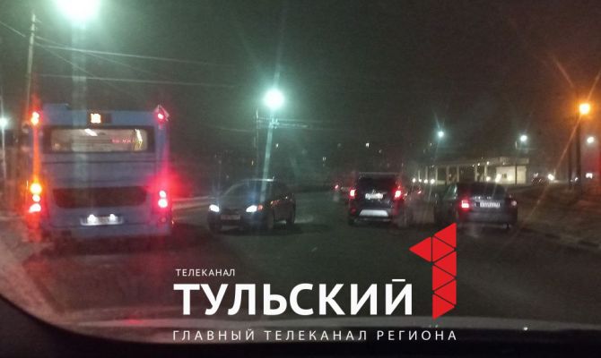В Пролетарском округе Тулы затруднено движение из-за двух ДТП