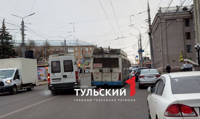 Возле Автовокзала в Туле сломался троллейбус