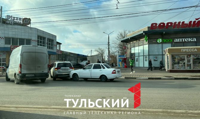 В Туле на улице Токарева столкнулись легковушка и внедорожник