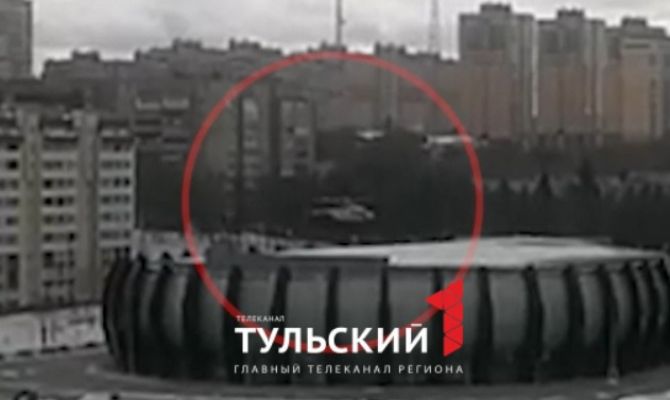 Возле "Тула-Арены" приземлился вертолет