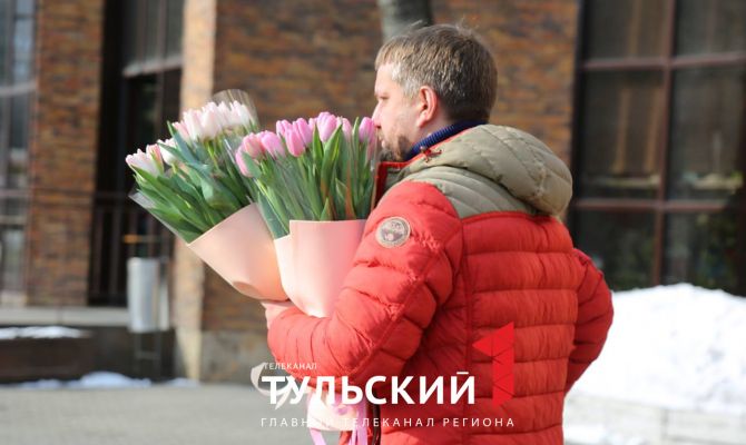 Мужчины в Туле выстроились в очереди за цветами: фоторепортаж