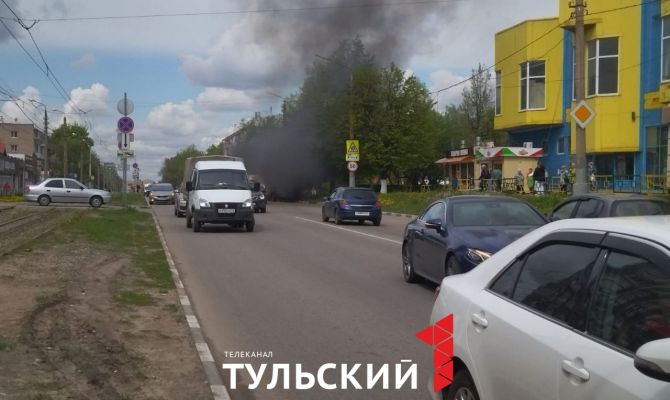 У ТЦ "Демидовский" в Туле загорелась "буханка": видео