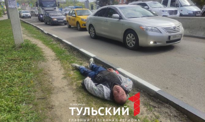 На Новомосковском шоссе в Туле нашли мужчину без сознания с разбитым лицом